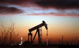 Le pétrole se maintient au-dessus de 50 dollars aidé par le dollar