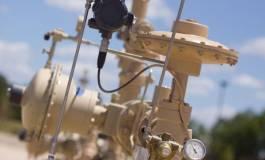 Le pétrole creuse ses pertes, les réserves américaines s'accumulent