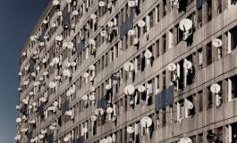 Campagne d'élimination des paraboles sur certains immeubles d'El Mohammadia (Alger)