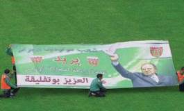 Banderole brandie dans le stade de Franceville : "Bouteflika, dégage"