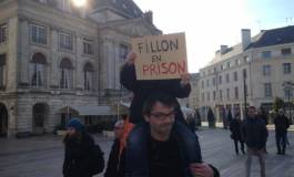 Des manifestants dénoncent la corruption des élus en France et le scandale Fillon