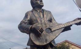 A peine érigée, la statue de Matoub Lounes à Souk El Tenine (Béjaia) est à refaire