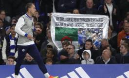 Il était venu remercier John Terry : un fan algérien fait la une de la presse anglaise ! (Images)
