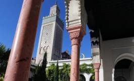 Un homme tente de foncer avec son 4x4 sur la foule devant une mosquée à Créteil