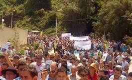 A Aokas, des milliers de citoyens ont marché un livre à la main !