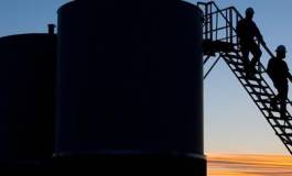 Le cours du pétrole finit sur une pente raide