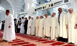 Bensalah, Bouhadja et Ouyahia accomplissent la prière, pas Bouteflika