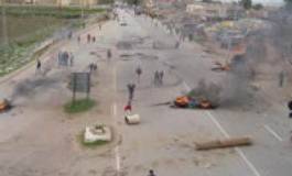 M’Chedallah (Bouira) : Les habitants de Tamelaht  ferment l’autoroute est-ouest