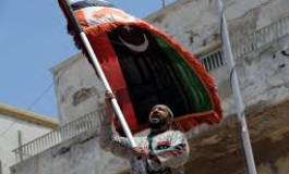 Le drapeau du CNT flotte au-dessus de l'ambassade libyenne à Alger