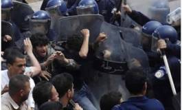La police charge les étudiants à Alger