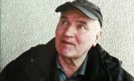Le boucher Ratko Mladic dans l’avion pour le TPIY