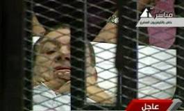 Hosni Moubarak et ses proches dans la cage des accusés