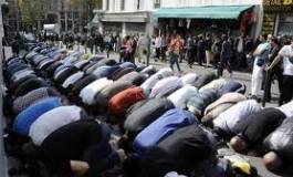 France : des centaines de musulmans bravent l'interdiction de prier dans la rue