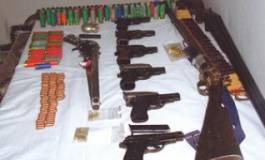 Comment se nourrit le terrorisme : 32 policiers arrêtés dans l’affaire de disparition de 35 armes