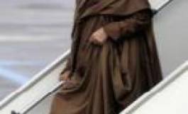 Mouammar Kadhafi à Paris pour une visite officielle controversée