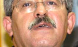   Ouyahia défend la constitution de 1996