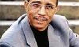 Reconnu par la France ! Yasmina Khadra décoré de la médaille d’officier des arts et des lettres