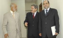 Manœuvres en coulisses contre les réformes politiques