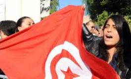 Tension entre militants démocrates et salafistes devant l'Assemblée tunisienne