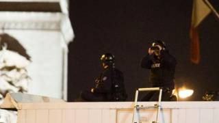 Un policier tué, un autre gravement blessé sur les Champs-Elysées (Paris)
