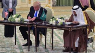 Trump et le roi Salmane signent pour plus de 380 milliards de dollars d'accords!