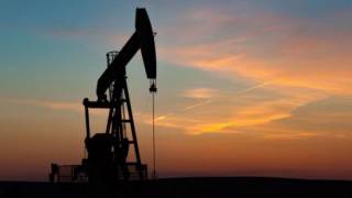 Le cours du pétrole poursuit sa chute sur les marchés