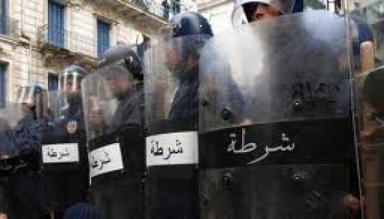 Alger encadrée de policiers pour empêcher les marches