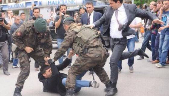 Turquie : un conseiller d'Erdogan roue de coups un manifestant
