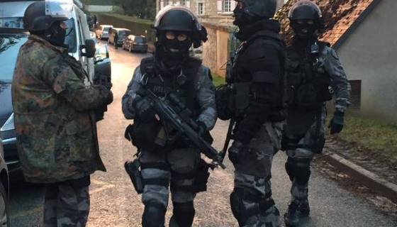 Carnage à "Charlie Hebdo": la chasse des tueurs se poursuit dans la nuit