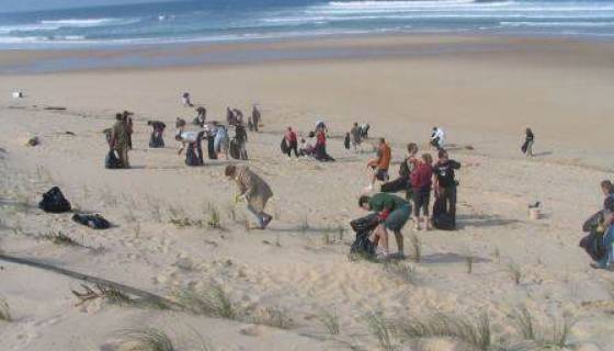 Boumerdes : des enfants pour nettoyer les plages