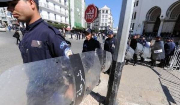 Tout le centre-ville était quadrillé par des policiers, casque à la ceinture et équipés de boucliers.