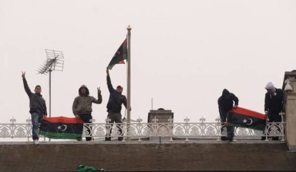 Des opposants occupent le toit de l'ambassade de Libye à Londres