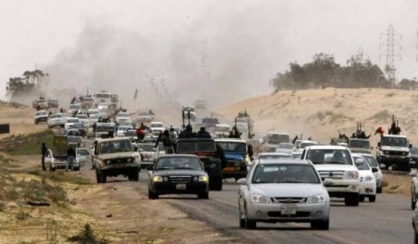 Les rebelles fuient vers Benghazi, après la reprise d'Ajdabiya par les forces pro-Kadhafi le 15 mars 2011.