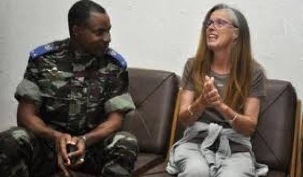 Maria Sandra avec un officier burkinabé.