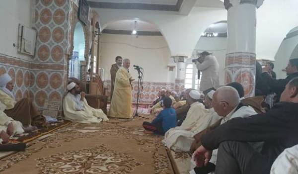 L'ancien ministre au milieu de membres de la zaouïa. Ici dans la mosquée