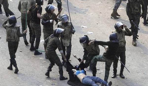 La jeune femme humiliée place Tahrir.