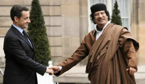 Nicolas sarkozy et Mouammar Kadhafi