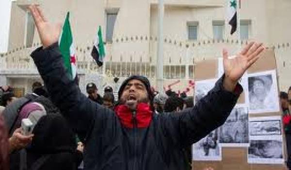 Manifestants devant l'ambassade syrienne à Tunis.