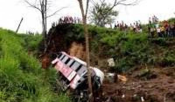 Le car a plongé dans un ravin de 150 m de profondeur.