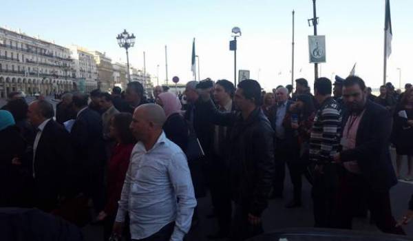 Des députés dans la rue d'Alger