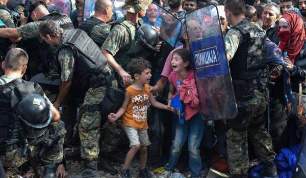 Honte à la richissime Europe qui se gargarise de droits de l'homme. A la frontière macédonienne en 2015 © GEORGI LICOVSKI/epa/Corbis