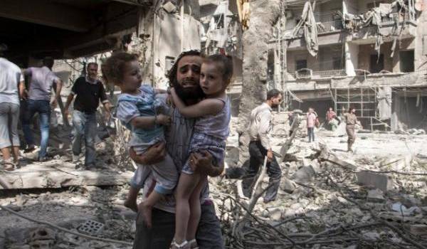 Un père syrien tentant de sauver ses deux filles sous le bombardements de Bachar Al Assad. 