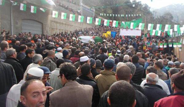 La dépouille mortelle de Yaha Abdelhafidh portée par le peuple. Photo de Hamid Ben Allak.
