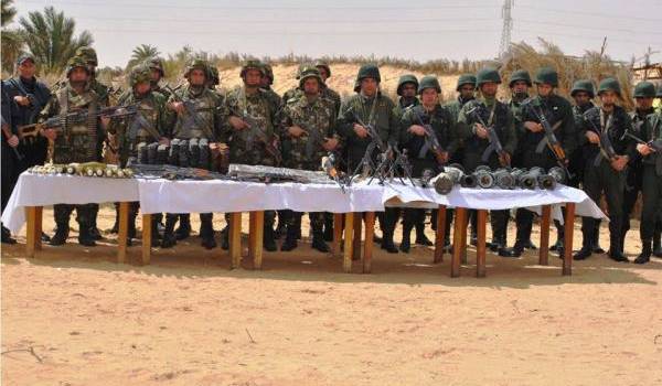 Les soldats de l'ANP présentant l'arsenal de guerre découvert à Guemar jeudi dernier.