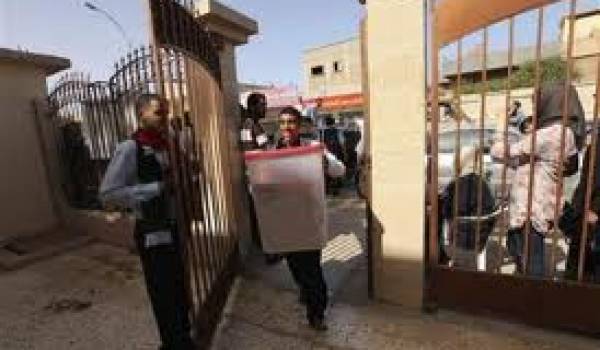Les Libyens de Benghazi votent pour la première fois de leur vie.