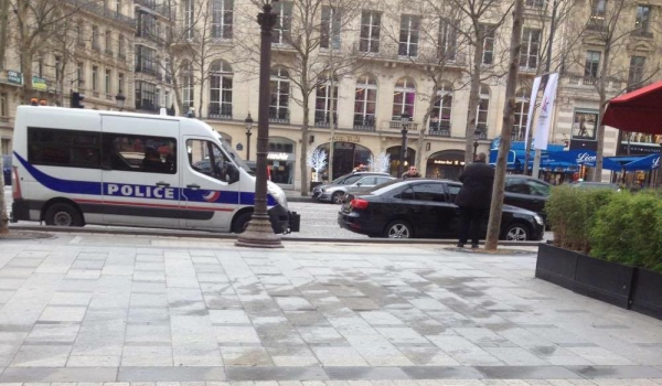 Le député Tliba devant le véhicule mis à sa disposition par l'ambassade.