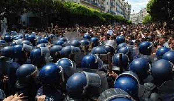 Le pouvoir s'appuie sur un système policier qui empêche toute expression publique.