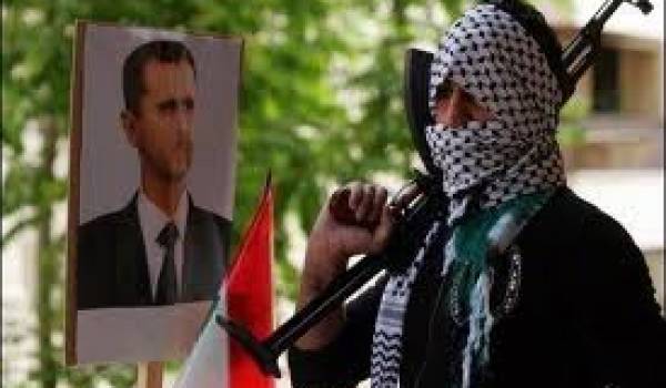 Combattant libanais devant le portrait d'Al Assad à Beyrouth.