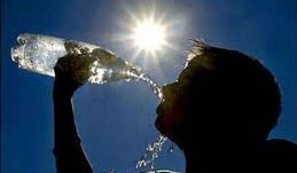 Une canicule est attendue pour jeudi : il est recommandé de boire de l'eau pour éviter la déshydratation.