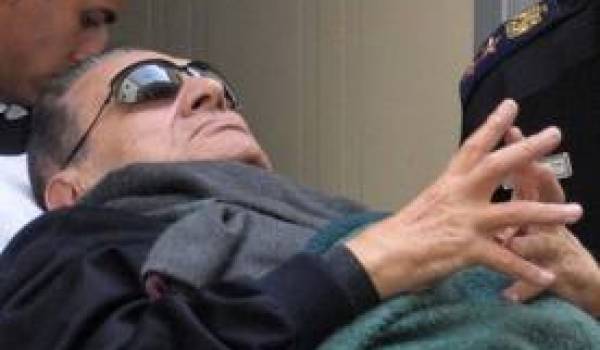 Hosni Moubarak sur une civière durant son procès.